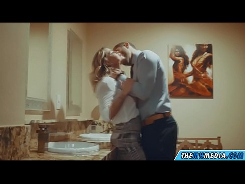 ❤️ Ke hoʻowalewale ʻia ʻoe e kahi blonde busty i kahi lumi hoʻomaha ākea ❌ Anal porn ia makou ❌️